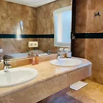 Lägenhet Luxury Seaview In Located In A Secure Gated Community With Swimming Pool And Large Terrace Perfect For Families Visiting And Puerto Banus Marbella