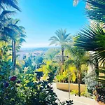 Luxury Seaview In Located In A Secure Gated Community With Swimming Pool And Large Terrace Perfect For Families Visiting And Puerto Banus Apartment