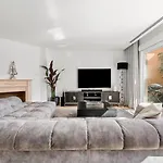 Luxury Seaview In Located In A Secure Gated Community With Swimming Pool And Large Terrace Perfect For Families Visiting And Puerto Banus Apartment Marbella