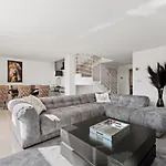 Luxury Seaview In Located In A Secure Gated Community With Swimming Pool And Large Terrace Perfect For Families Visiting And Puerto Banus Lägenhet