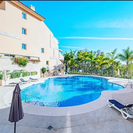 Luxury Seaview In Located In A Secure Gated Community With Swimming Pool And Large Terrace Perfect For Families Visiting And Puerto Banus Apartamento Marbella
