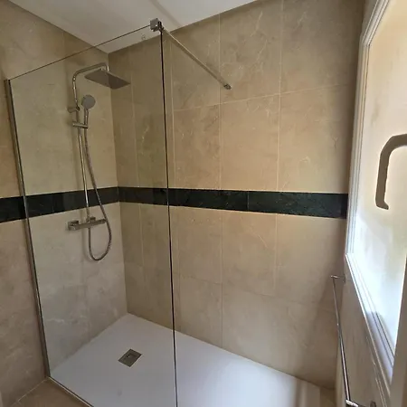 Luxury Seaview In Located In A Secure Gated Community With Swimming Pool And Large Terrace Perfect For Families Visiting And Puerto Banus Apartament *
