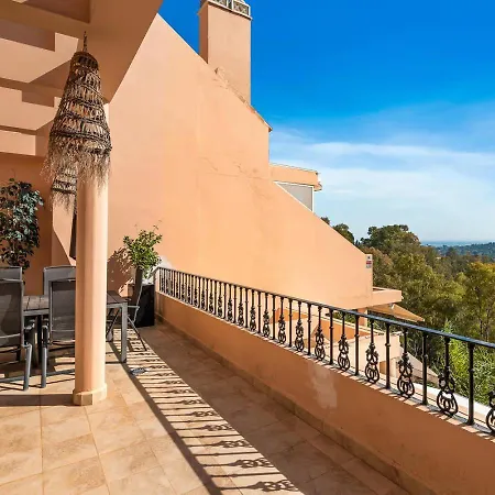 Luxury Seaview In Located In A Secure Gated Community With Swimming Pool And Large Terrace Perfect For Families Visiting And Puerto Banus Apartament Marbella
