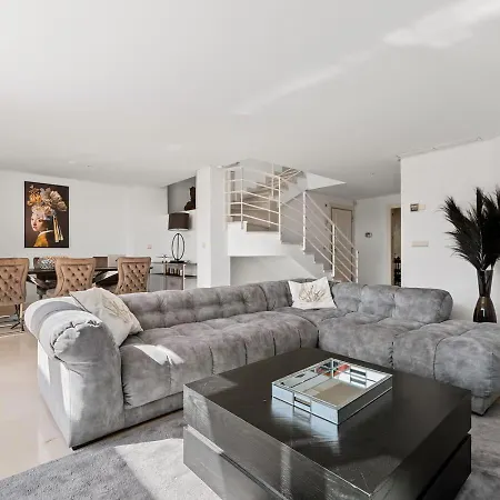 Luxury Seaview In Located In A Secure Gated Community With Swimming Pool And Large Terrace Perfect For Families Visiting And Puerto Banus Apartament