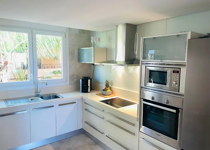 Luxury Seaview In Located In A Secure Gated Community With Swimming Pool And Large Terrace Perfect For Families Visiting And Puerto Banus Apartment *