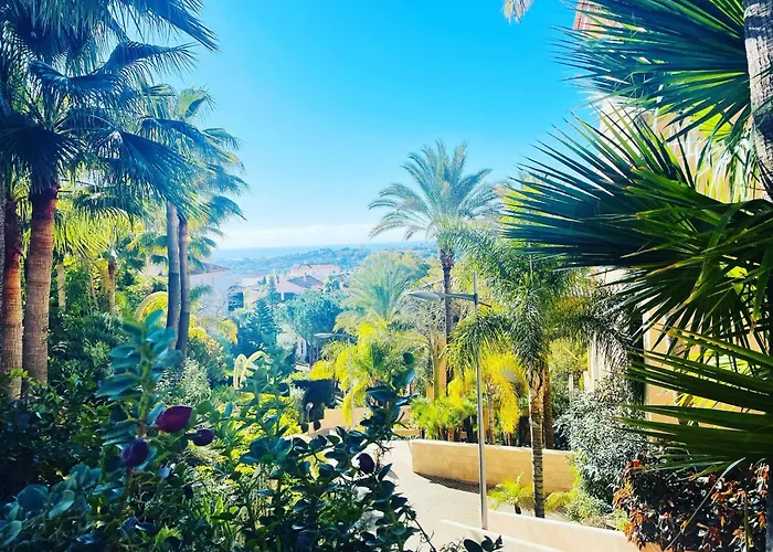 Luxury Seaview In Located In A Secure Gated Community With Swimming Pool And Large Terrace Perfect For Families Visiting And Puerto Banus Apartment