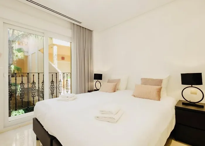 Luxury Seaview In Located In A Secure Gated Community With Swimming Pool And Large Terrace Perfect For Families Visiting And Puerto Banus *