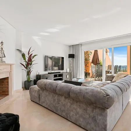 Luxury Seaview In Located In A Secure Gated Community With Swimming Pool And Large Terrace Perfect For Families Visiting And Puerto Banus Apartament