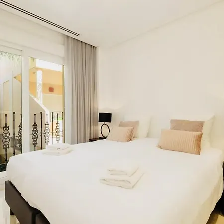 Luxury Seaview In Located In A Secure Gated Community With Swimming Pool And Large Terrace Perfect For Families Visiting And Puerto Banus *