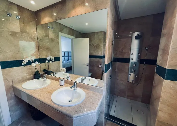 Luxury Seaview In Located In A Secure Gated Community With Swimming Pool And Large Terrace Perfect For Families Visiting And Puerto Banus Apartmán *