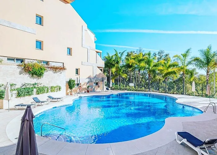 Luxury Seaview In Located In A Secure Gated Community With Swimming Pool And Large Terrace Perfect For Families Visiting And Puerto Banus Apartament Marbella