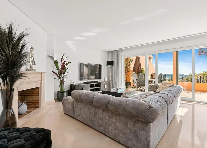 Luxury Seaview In Located In A Secure Gated Community With Swimming Pool And Large Terrace Perfect For Families Visiting And Puerto Banus Apartament