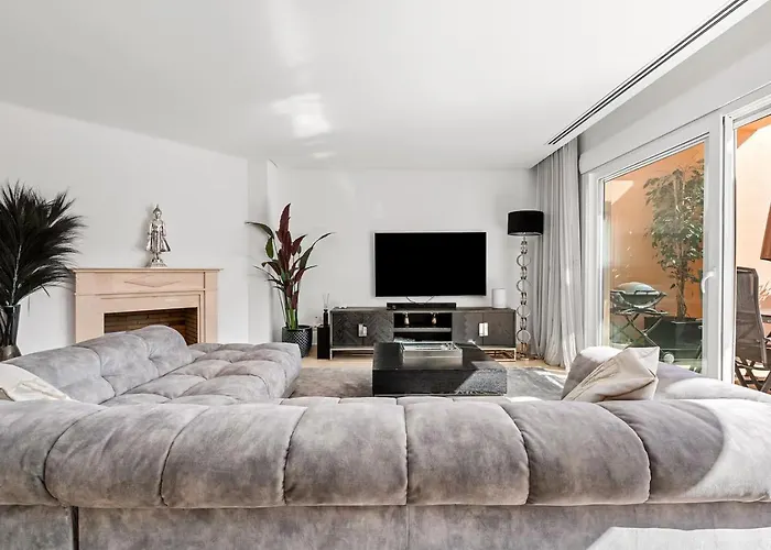 Luxury Seaview In Located In A Secure Gated Community With Swimming Pool And Large Terrace Perfect For Families Visiting And Puerto Banus Apartament Marbella