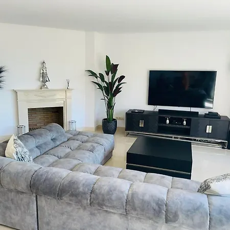 شقة Luxury Seaview In Located In A Secure Gated Community With Swimming Pool And Large Terrace Perfect For Families Visiting And Puerto Banus *
