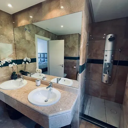 Luxury Seaview In Located In A Secure Gated Community With Swimming Pool And Large Terrace Perfect For Families Visiting And Puerto Banus شقة *