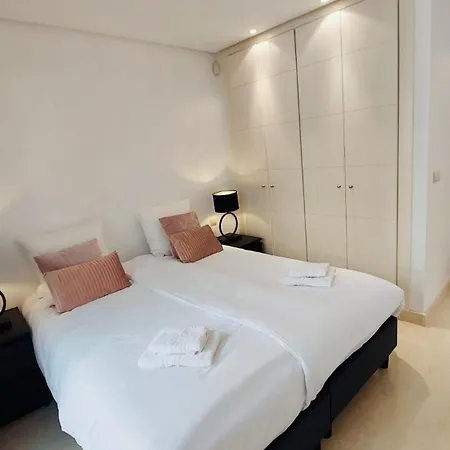 Luxury Seaview In Located In A Secure Gated Community With Swimming Pool And Large Terrace Perfect For Families Visiting And Puerto Banus * ماربيا