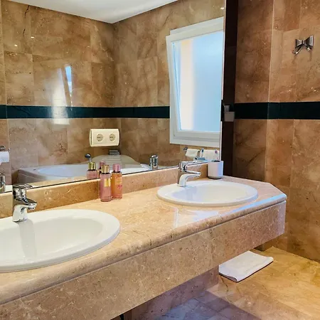 شقة Luxury Seaview In Located In A Secure Gated Community With Swimming Pool And Large Terrace Perfect For Families Visiting And Puerto Banus ماربيا