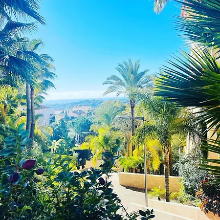 Luxury Seaview In Located In A Secure Gated Community With Swimming Pool And Large Terrace Perfect For Families Visiting And Puerto Banus شقة
