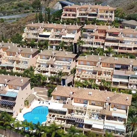 Luxury Seaview In Located In A Secure Gated Community With Swimming Pool And Large Terrace Perfect For Families Visiting And Puerto Banus Appartamento