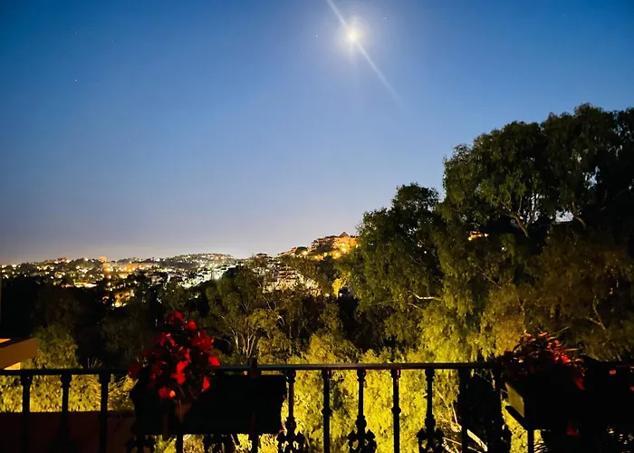 Luxury Seaview In Located In A Secure Gated Community With Swimming Pool And Large Terrace Perfect For Families Visiting And Puerto Banus Appartamento *