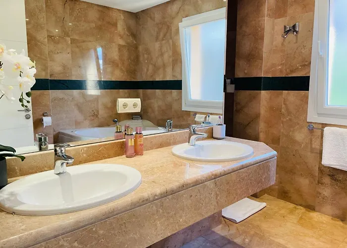 Appartamento Luxury Seaview In Located In A Secure Gated Community With Swimming Pool And Large Terrace Perfect For Families Visiting And Puerto Banus Marbella