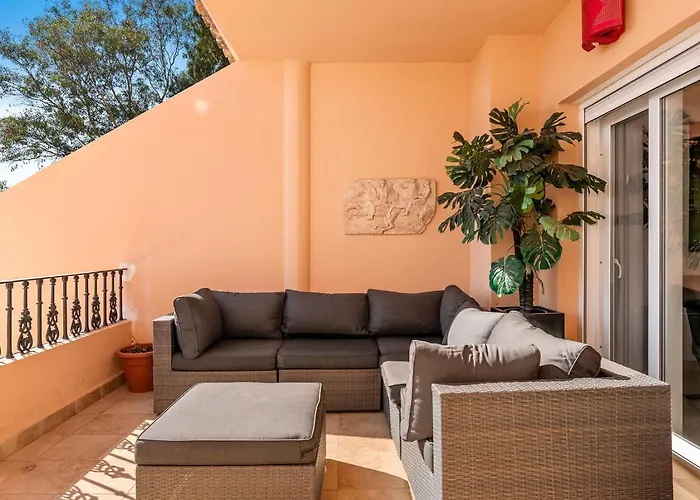 Luxury Seaview In Located In A Secure Gated Community With Swimming Pool And Large Terrace Perfect For Families Visiting And Puerto Banus Appartamento *